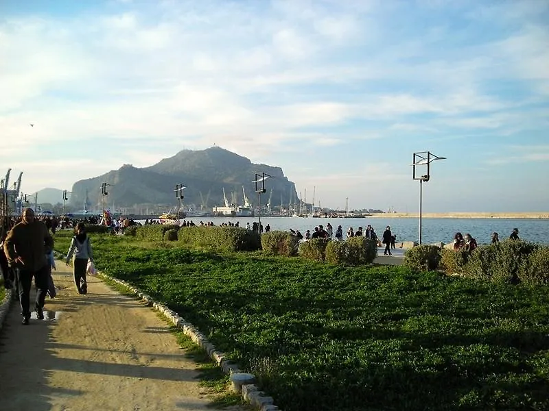 Apartment At Kalsa Quiet Flowered Terrace! Free Parking! Ideal For Remote Working! Palermo