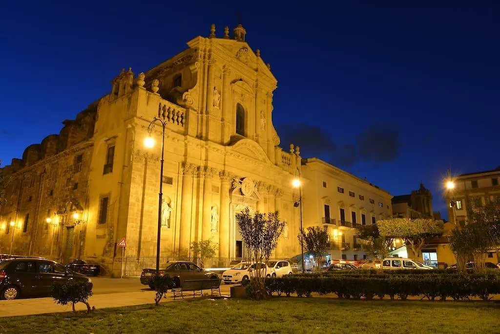 Apartment At Kalsa Quiet Flowered Terrace! Free Parking! Ideal For Remote Working! Palermo Italy