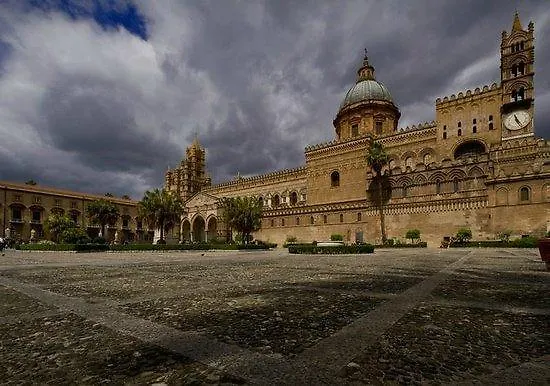 At Kalsa Quiet Flowered Terrace! Free Parking! Ideal For Remote Working! Palermo Italy
