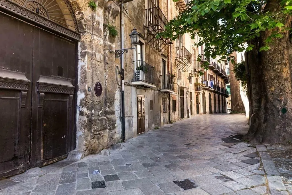 At Kalsa Quiet Flowered Terrace! Free Parking! Ideal For Remote Working! Palermo Apartment